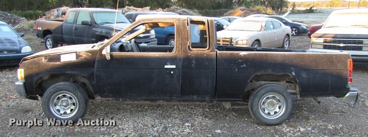 image for item DD3722 1995 Nissan XE King Cab pickup truck
