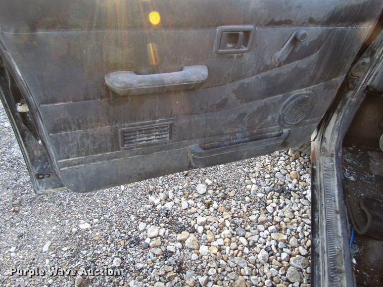 image for item DD3722 1995 Nissan XE King Cab pickup truck