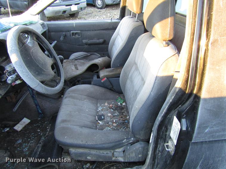 image for item DD3722 1995 Nissan XE King Cab pickup truck