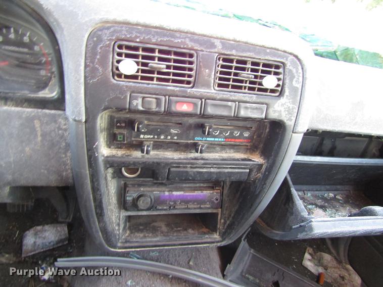 image for item DD3722 1995 Nissan XE King Cab pickup truck