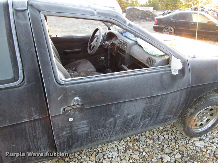image for item DD3722 1995 Nissan XE King Cab pickup truck