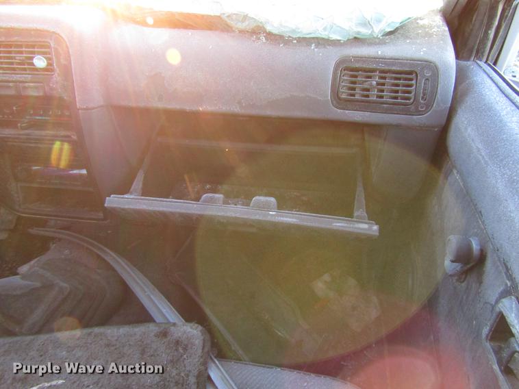 image for item DD3722 1995 Nissan XE King Cab pickup truck