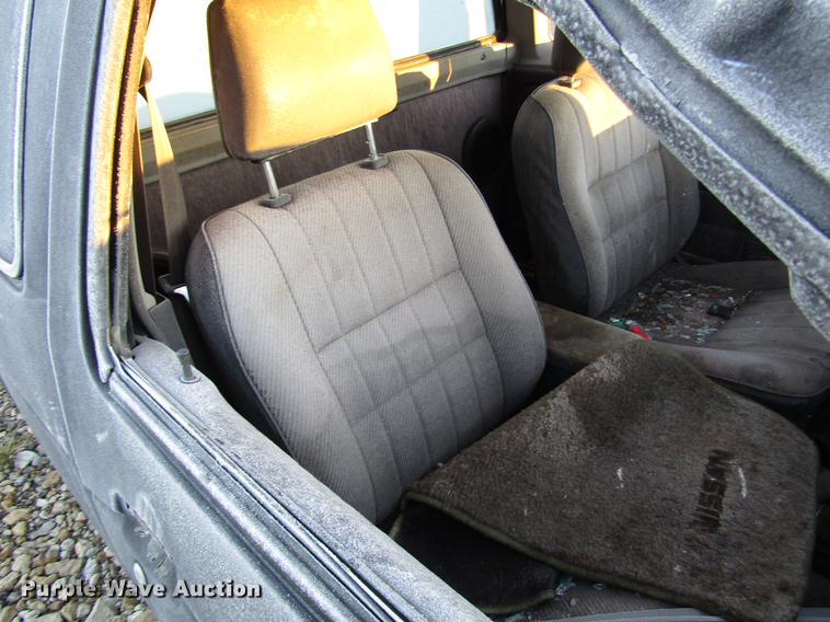 image for item DD3722 1995 Nissan XE King Cab pickup truck