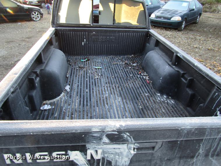 image for item DD3722 1995 Nissan XE King Cab pickup truck