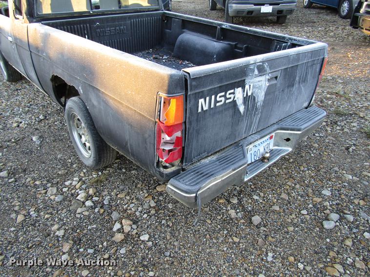 image for item DD3722 1995 Nissan XE King Cab pickup truck