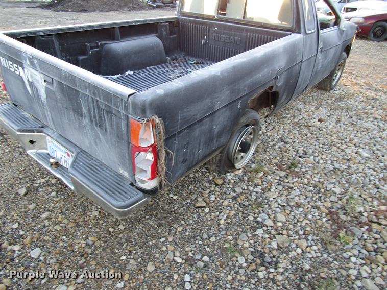 image for item DD3722 1995 Nissan XE King Cab pickup truck