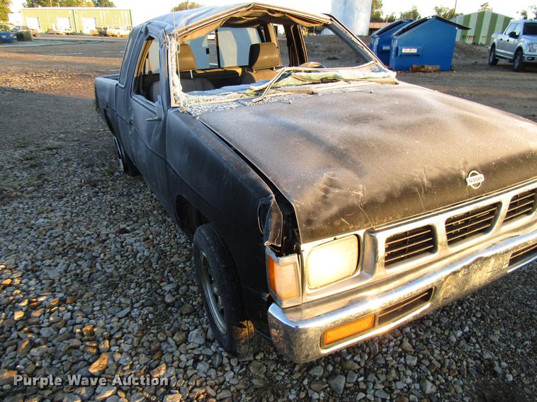image for item DD3722 1995 Nissan XE King Cab pickup truck