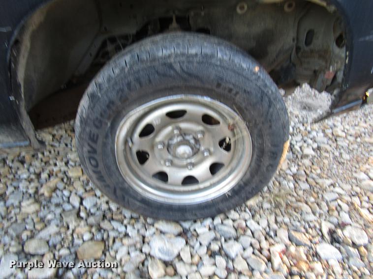 image for item DD3722 1995 Nissan XE King Cab pickup truck