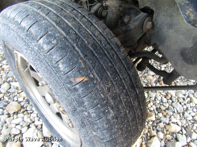 image for item DD3722 1995 Nissan XE King Cab pickup truck