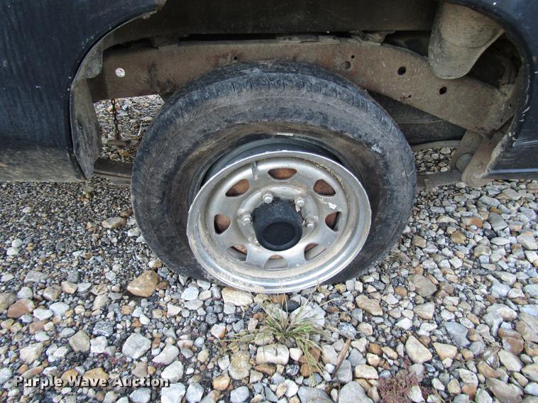 image for item DD3722 1995 Nissan XE King Cab pickup truck