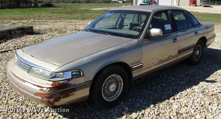 image for item DD3732 1993 Ford Crown Victoria