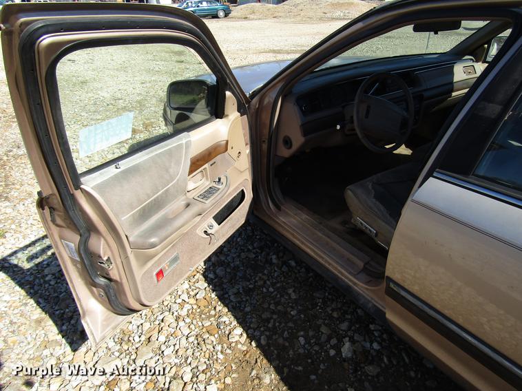 image for item DD3732 1993 Ford Crown Victoria