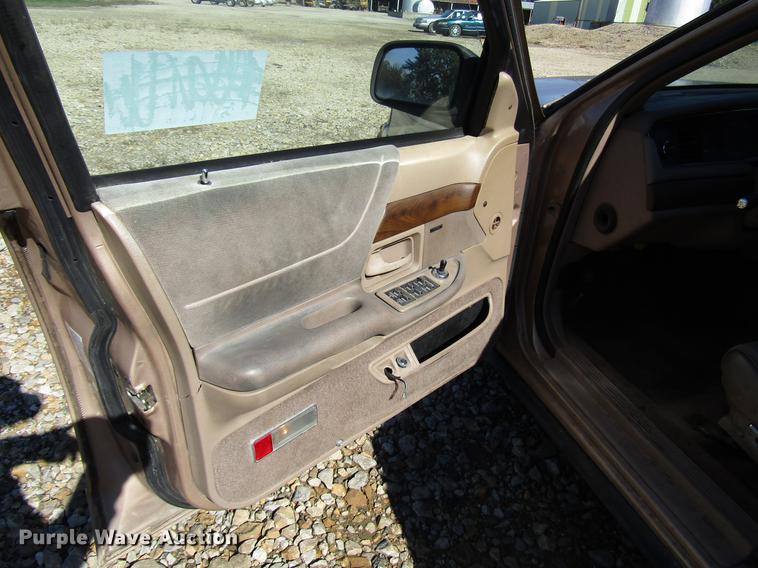 image for item DD3732 1993 Ford Crown Victoria