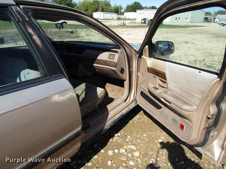image for item DD3732 1993 Ford Crown Victoria