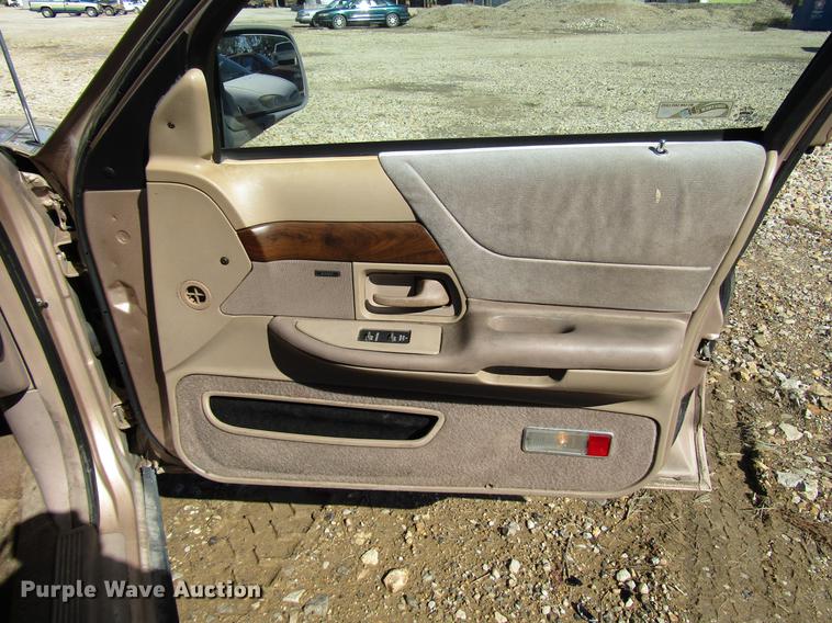 image for item DD3732 1993 Ford Crown Victoria