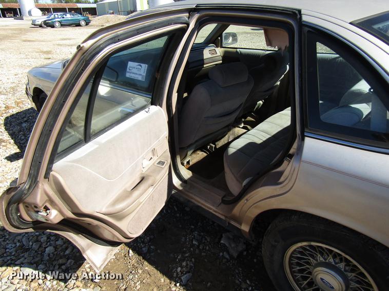 image for item DD3732 1993 Ford Crown Victoria