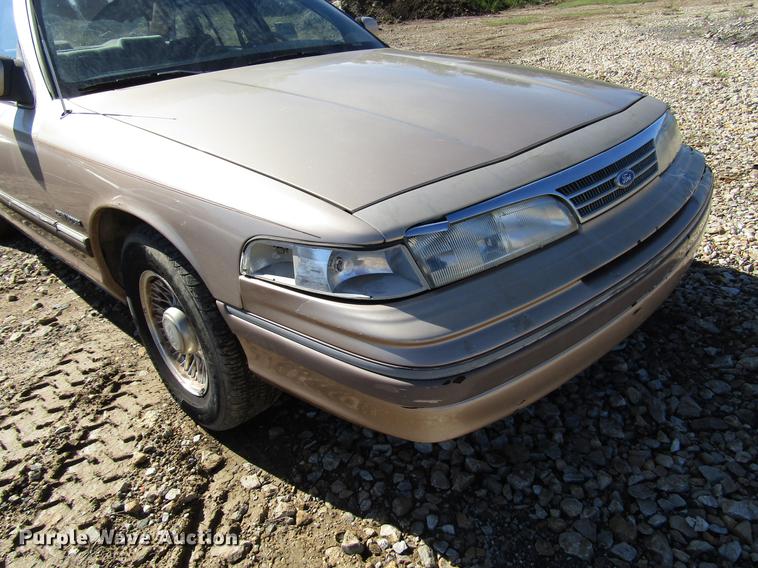 image for item DD3732 1993 Ford Crown Victoria