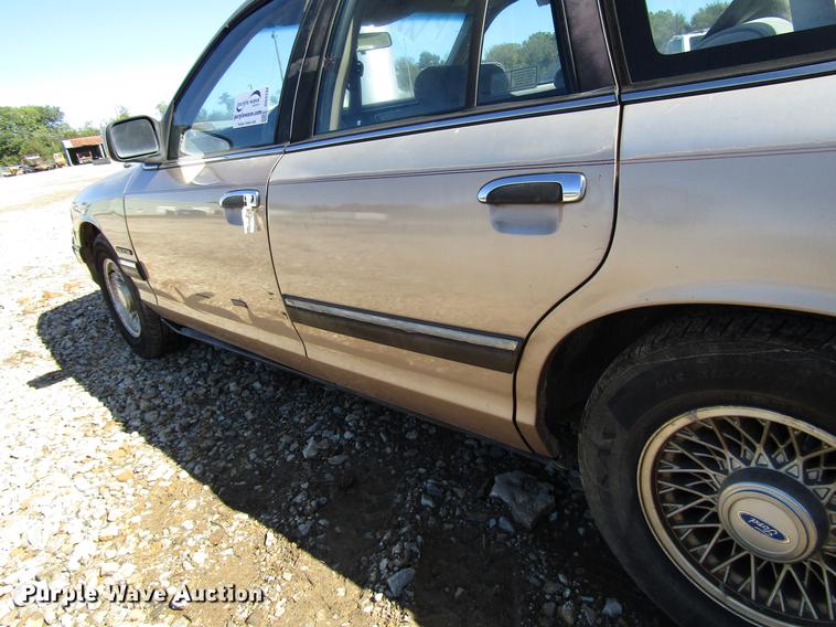 image for item DD3732 1993 Ford Crown Victoria
