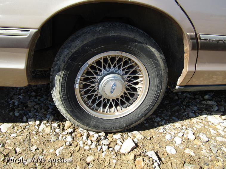 image for item DD3732 1993 Ford Crown Victoria