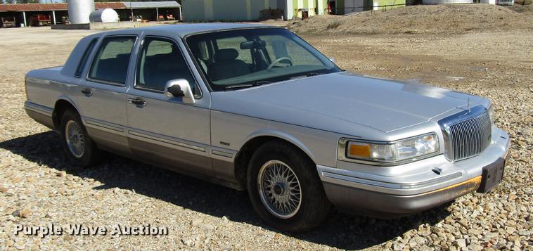 image for item DD3734 1996 Lincoln Town Car