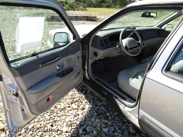 image for item DD3734 1996 Lincoln Town Car