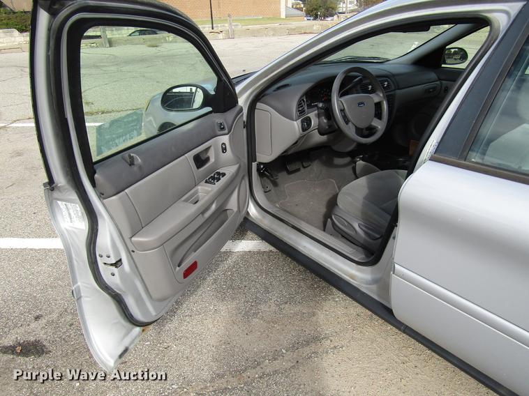 image for item DD3748 2007 Ford Taurus