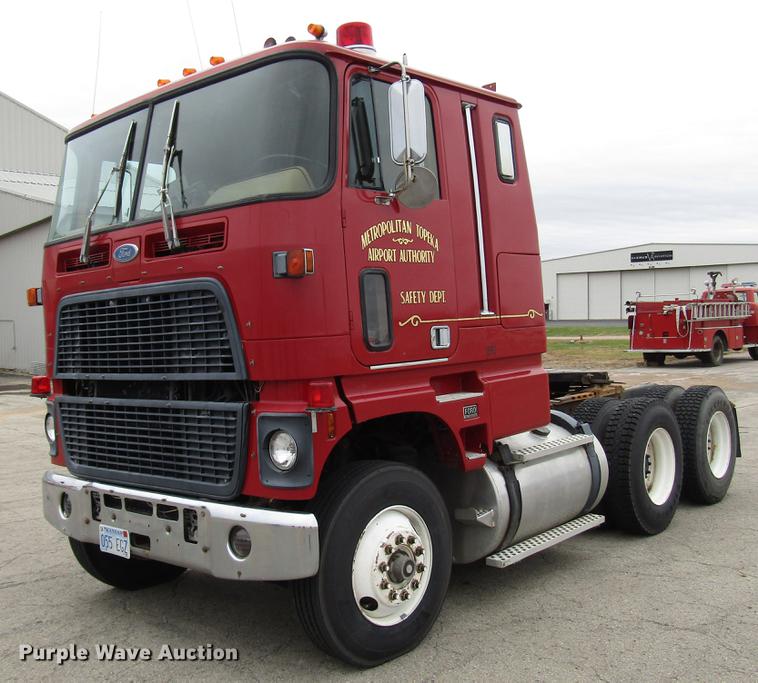 image for item DD3782 1985 Ford CL9000 semi truck