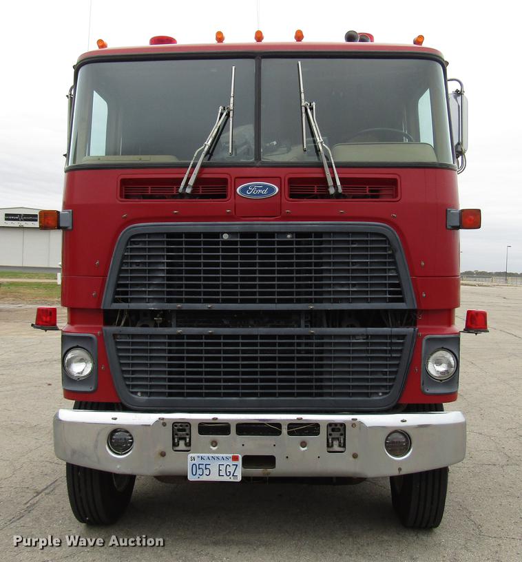 image for item DD3782 1985 Ford CL9000 semi truck