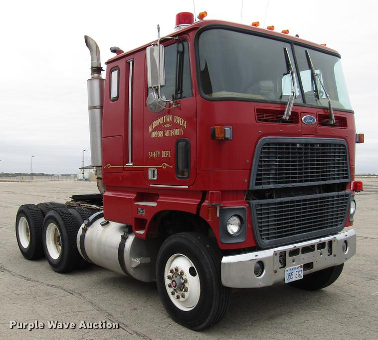 image for item DD3782 1985 Ford CL9000 semi truck