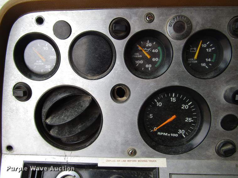 image for item DD3782 1985 Ford CL9000 semi truck