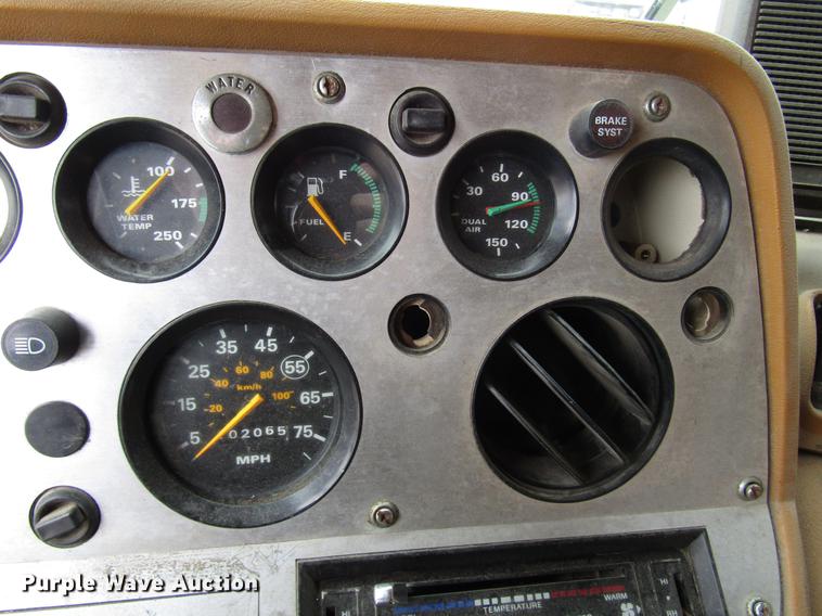 image for item DD3782 1985 Ford CL9000 semi truck