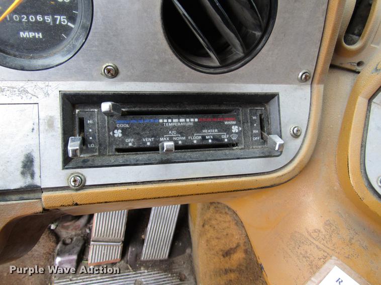 image for item DD3782 1985 Ford CL9000 semi truck