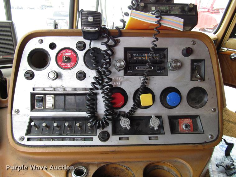 image for item DD3782 1985 Ford CL9000 semi truck