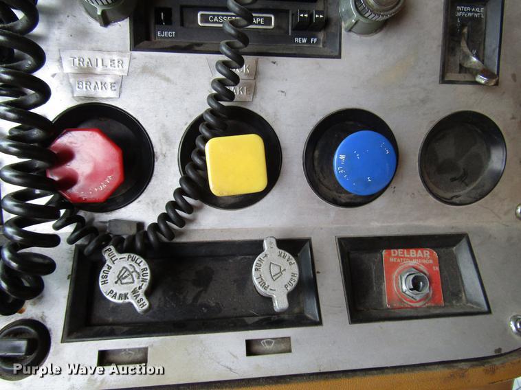 image for item DD3782 1985 Ford CL9000 semi truck