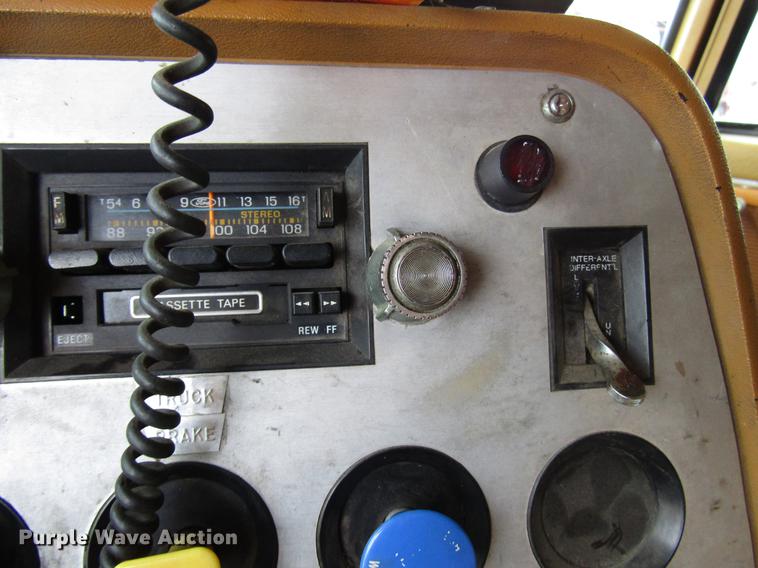 image for item DD3782 1985 Ford CL9000 semi truck