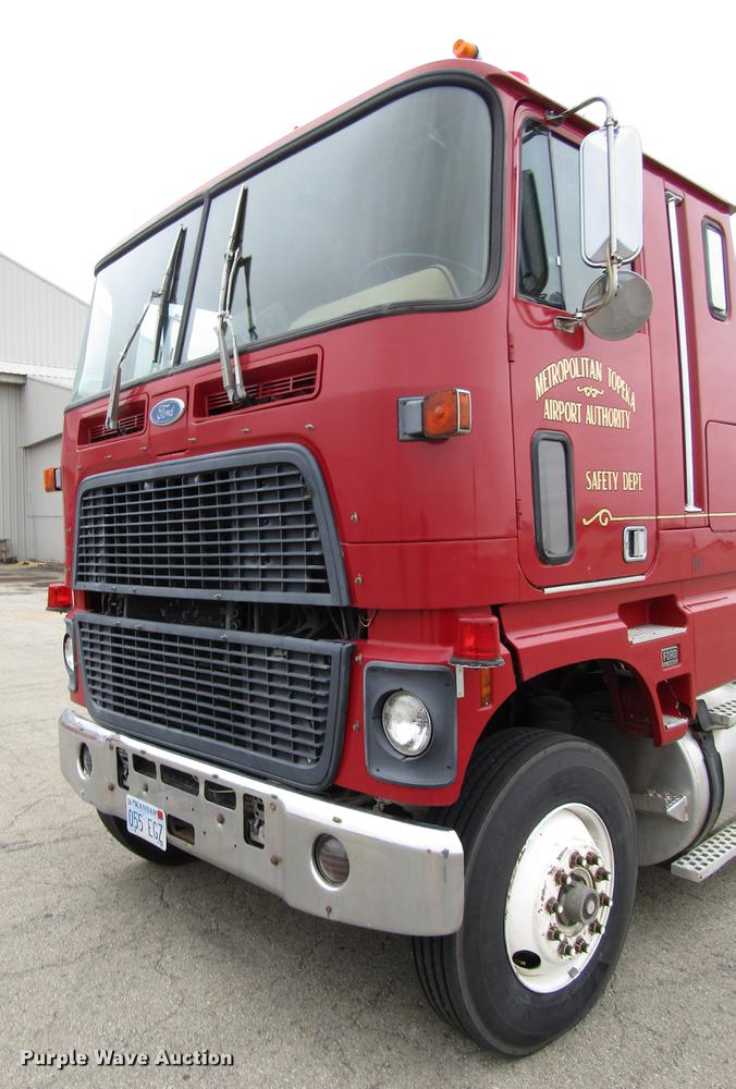 image for item DD3782 1985 Ford CL9000 semi truck