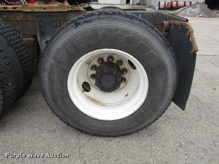 image for item DD3782 1985 Ford CL9000 semi truck