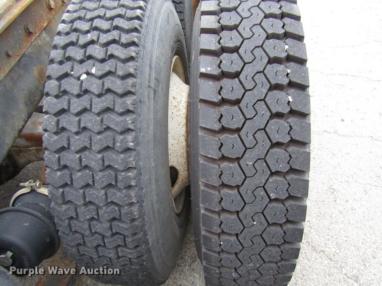 image for item DD3782 1985 Ford CL9000 semi truck