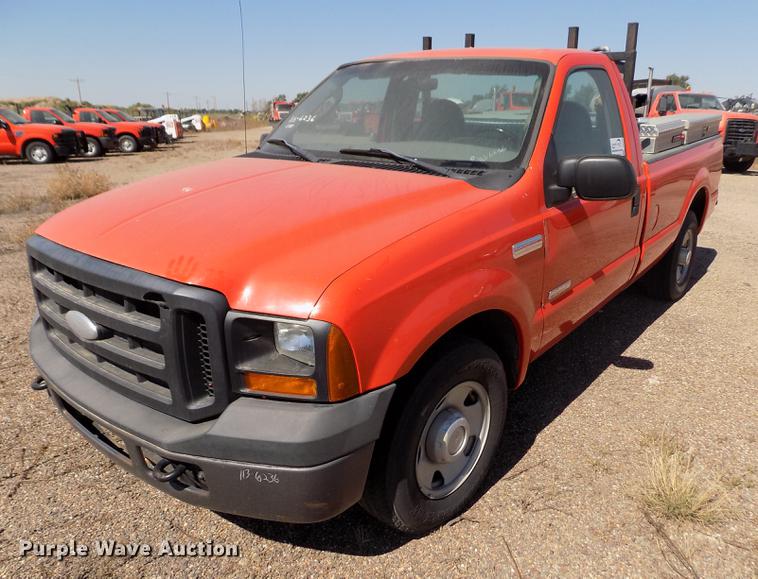 image for item DD5890 2006 Ford F250 Super Duty XL pickup truck
