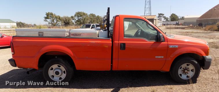 image for item DD5890 2006 Ford F250 Super Duty XL pickup truck