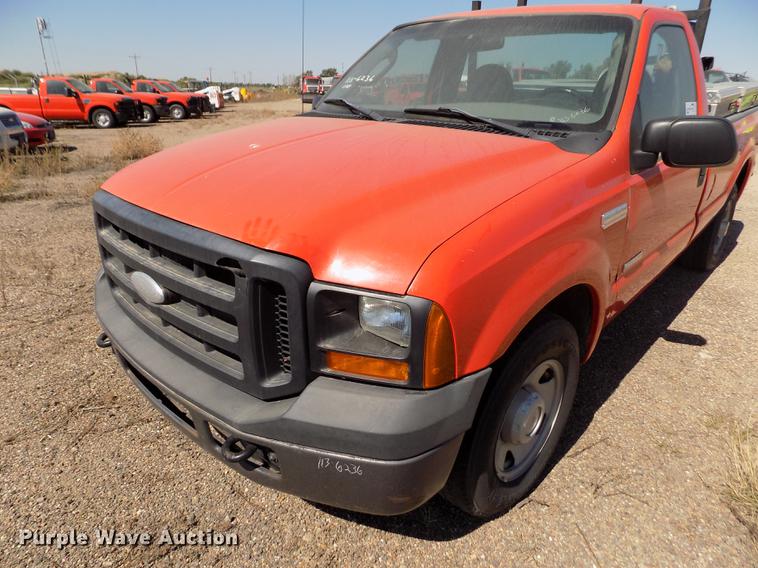 image for item DD5890 2006 Ford F250 Super Duty XL pickup truck