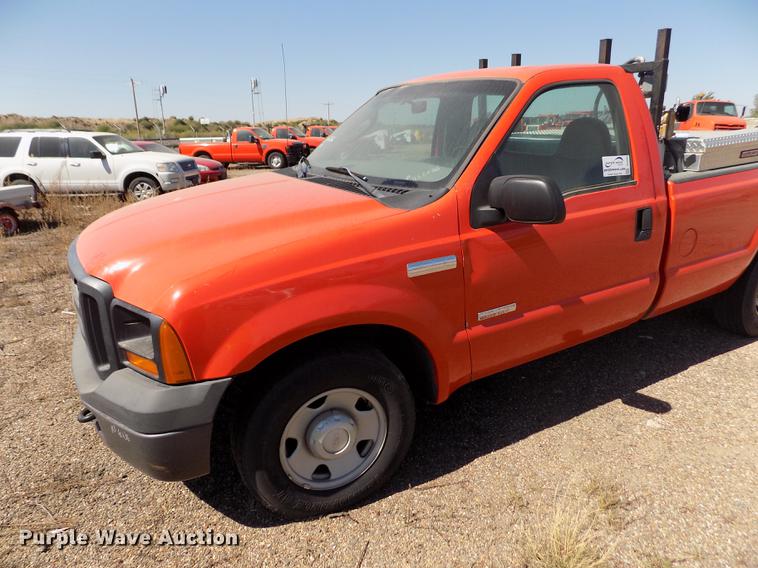 image for item DD5890 2006 Ford F250 Super Duty XL pickup truck