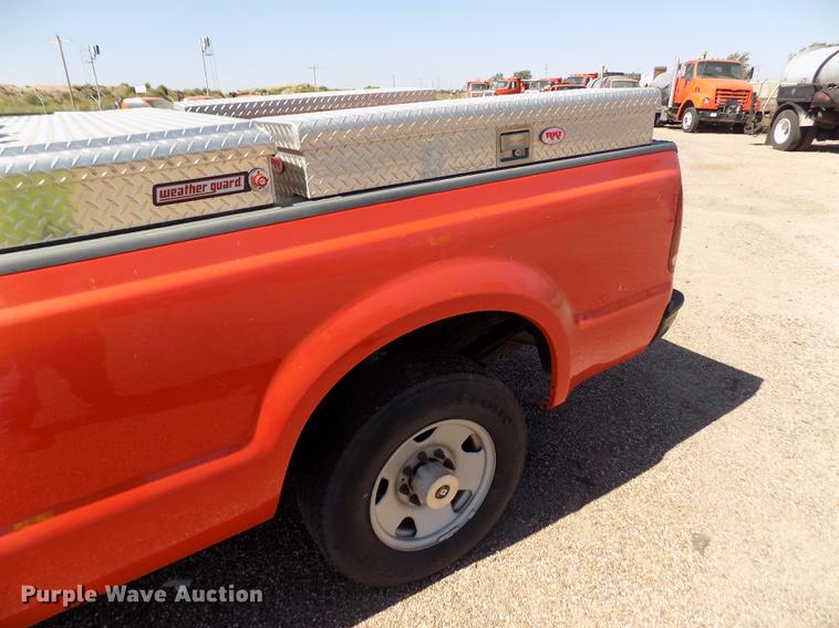 image for item DD5890 2006 Ford F250 Super Duty XL pickup truck