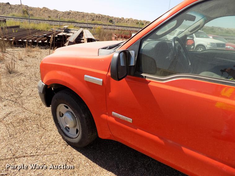 image for item DD5890 2006 Ford F250 Super Duty XL pickup truck