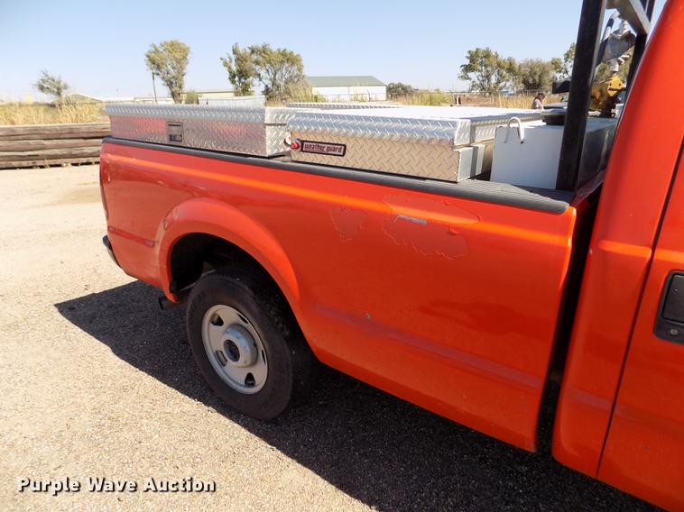 image for item DD5890 2006 Ford F250 Super Duty XL pickup truck