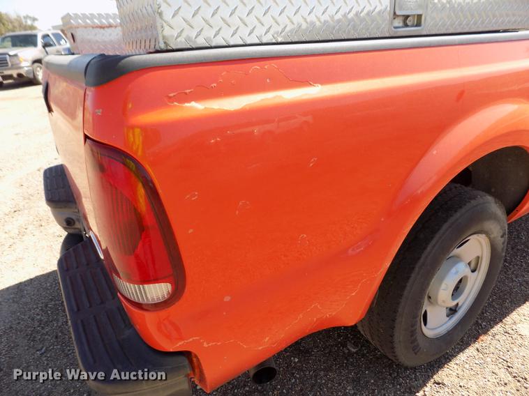 image for item DD5890 2006 Ford F250 Super Duty XL pickup truck