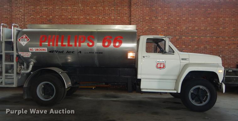 image for item DE1761 1980 Ford F600 jet fuel truck
