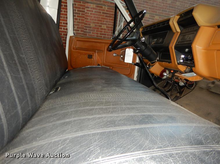 image for item DE1761 1980 Ford F600 jet fuel truck