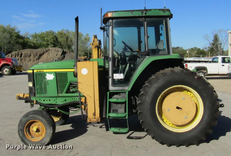 image for item DE4909 2000 John Deere 7210 tractor