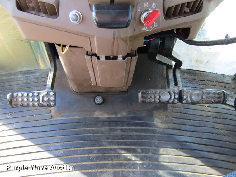 image for item DE4909 2000 John Deere 7210 tractor